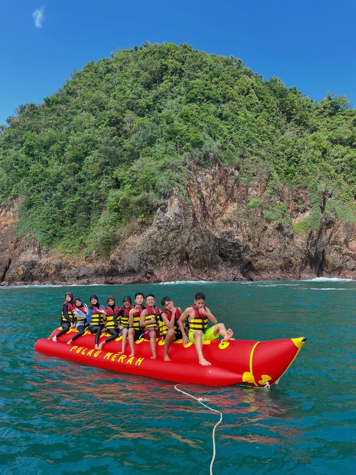 Pantai Pulau Merah Banyuwangi, Surga Peselancar 6 Pulau Merah Banyuwangi.