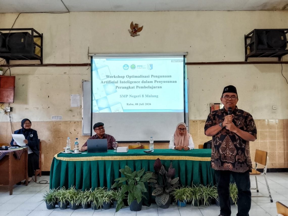 Dorong Transformasi Pendidikan, LPPM UM Wujudkan Pengabdian Lewat Workshop AI di SMPN 8 Malang 1 LPPM UM