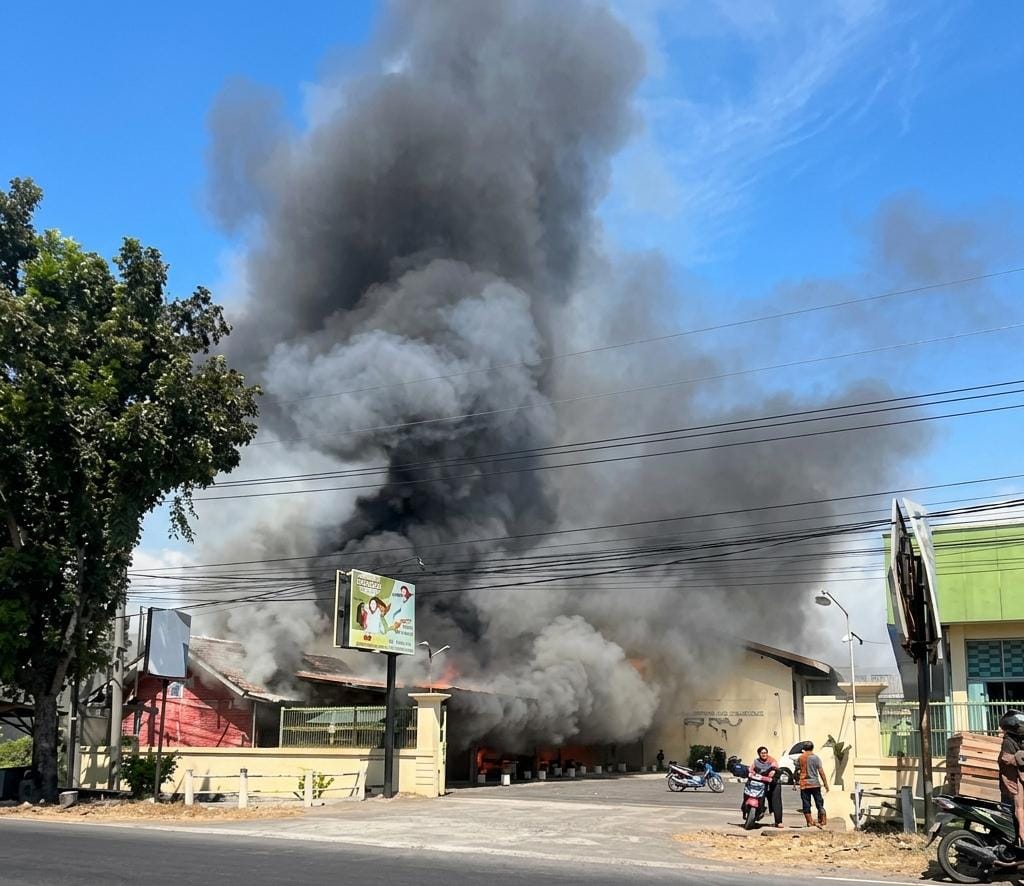 2 Toko di Jalur Pantura Paiton Probolinggo Ludes Terbakar, Kerugian Ditaksir Capai Rp100 Juta 1 Jalur Pantura.