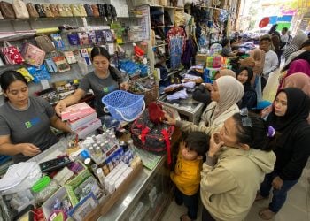 Toko Seragam di Blitar Diserbu Pembeli Jelang Tahun Ajaran Baru, Sehari Laku 300 Potong
