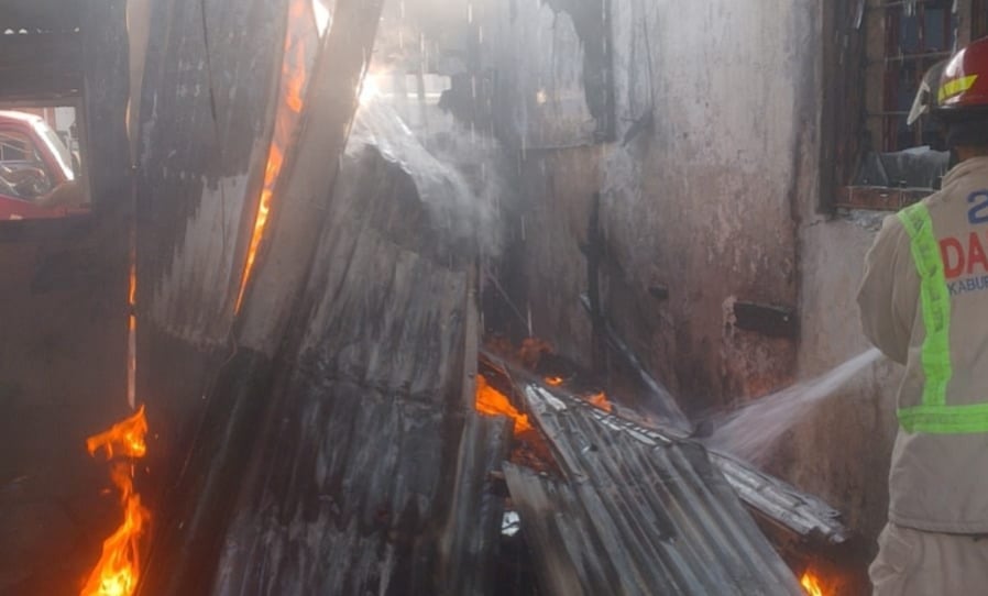 Kompor Gas Bocor Diduga Bakar Bengkel dan Warung Kopi di Lawang, Kerugian Capai Puluhan Juta Rupiah 1 Bengkel dan warung kopi.