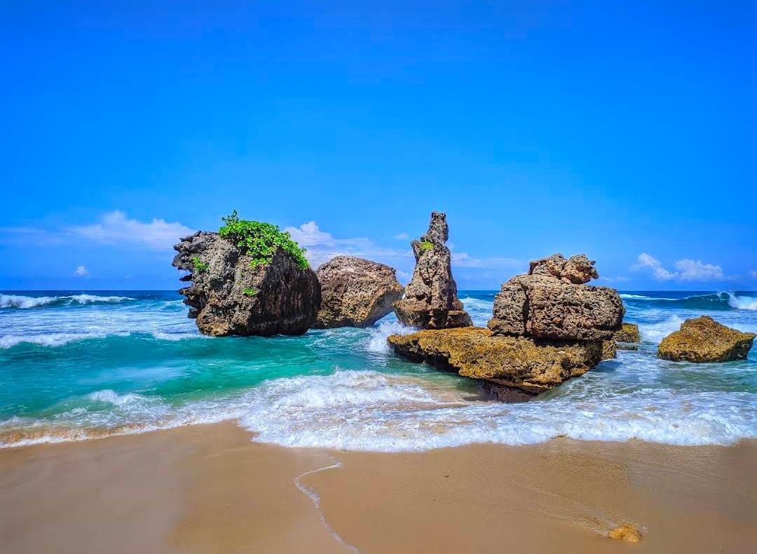 Pantai Malang Selatan yang Masih Sepi dan Pemandangannya Indah, Cocok untuk Healing saat Liburan 1 Pantai Malang Selatan