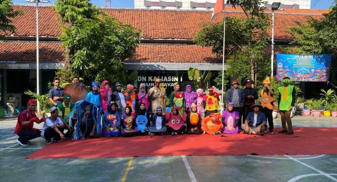 Bukan Pakai Seragam, Cara Unik Guru SDN Kaliasin 1 Surabaya Berkostum Hewan Laut Sambut Siswa Baru 1 SDN Kaliasin 1 Surabaya.