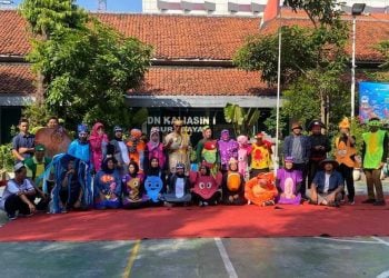 Bukan Pakai Seragam, Cara Unik Guru SDN Kaliasin 1 Surabaya Berkostum Hewan Laut Sambut Siswa Baru 5 SDN Kaliasin 1 Surabaya.
