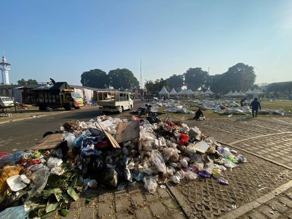 6 Ton Gunungan Limbah Sampah Jadi "Oleh-Oleh" Bazar Blitar Djadoel, 40 Dropbox Diabaikan 1 Bazar Blitar Djadoel.