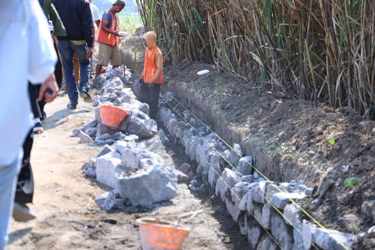 Perbaikan Jalan Wonojati Jember.
