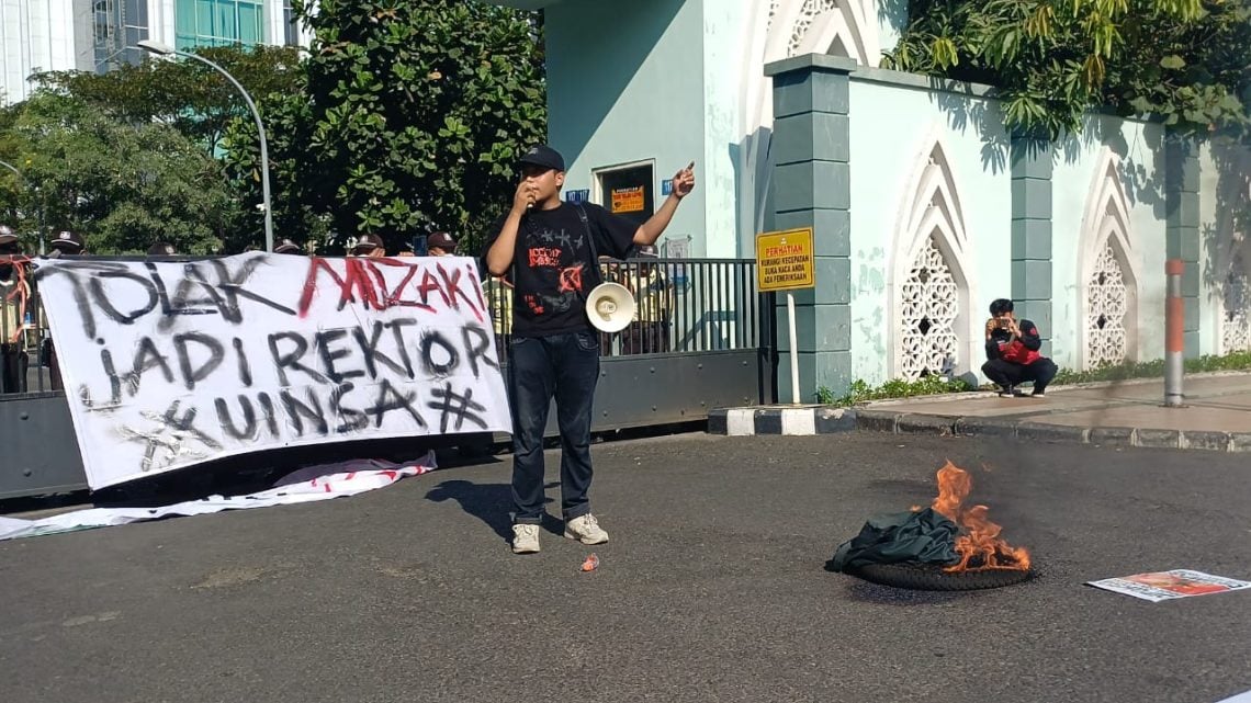 Mahasiswa UINSA Gelar Aksi Tolak Penunjukan Akh Muzaki Sebagai Plt. Rektor, Soroti Dugaan Pelanggaran Aturan dan Tuntut Transparansi 5 UINSA