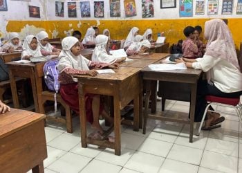 MPLS di Tengah Banjir Rob, Siswa SD Karya Putra Surabaya Tetap Belajar meski Pakai Sandal 7 SD Karya Putra.