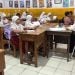 MPLS di Tengah Banjir Rob, Siswa SD Karya Putra Surabaya Tetap Belajar meski Pakai Sandal 8 SD Karya Putra.
