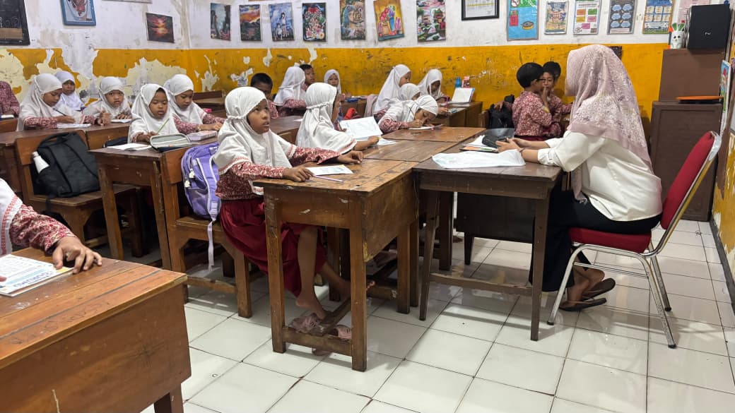 MPLS di Tengah Banjir Rob, Siswa SD Karya Putra Surabaya Tetap Belajar meski Pakai Sandal 1 SD Karya Putra.