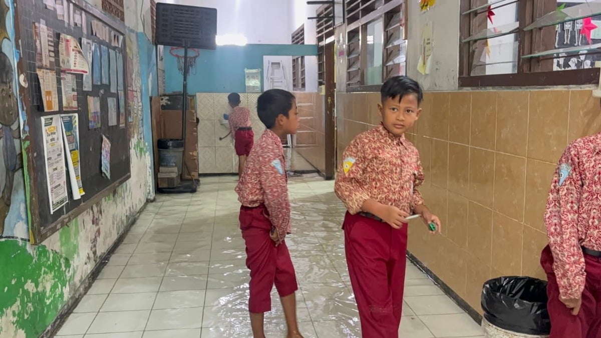MPLS di Tengah Banjir Rob, Siswa SD Karya Putra Surabaya Tetap Belajar meski Pakai Sandal 2 Banjir rob SD Karya Putra.