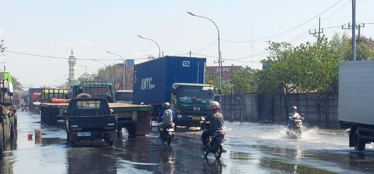Prediksi BMKG Banjir Rob Surabaya Masih Mengintai hingga 17 Juli, Warga Pesisir Diminta Waspada 2 Banjir rob di Surabaya.