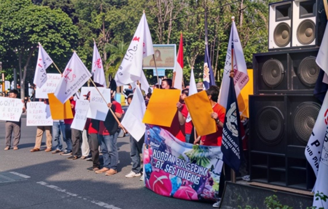 Kecewa Penanganan Lambat, Puluhan Buruh Korban PHK Massal PT SGS Dirikan Tenda di Kantor Disnaker Jombang 1 PHK massal.