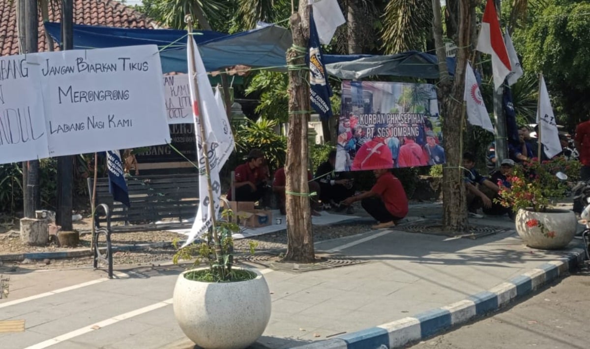 Kecewa Penanganan Lambat, Puluhan Buruh Korban PHK Massal PT SGS Dirikan Tenda di Kantor Disnaker Jombang 2 PHK massal Jombang.