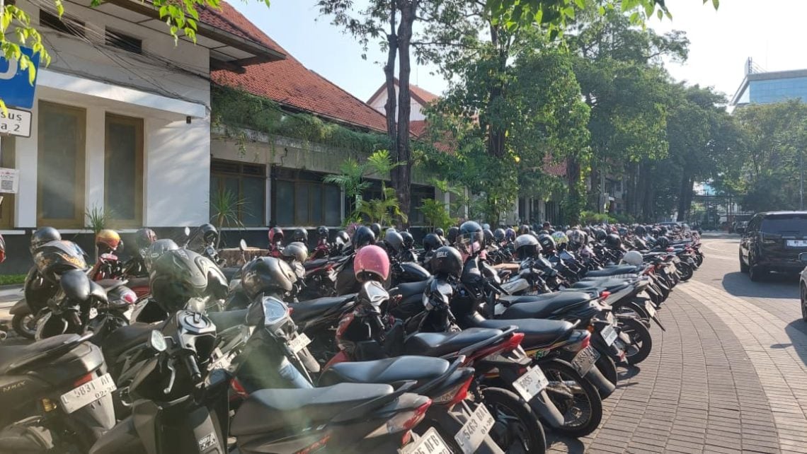 Parkir digital di Surabaya.