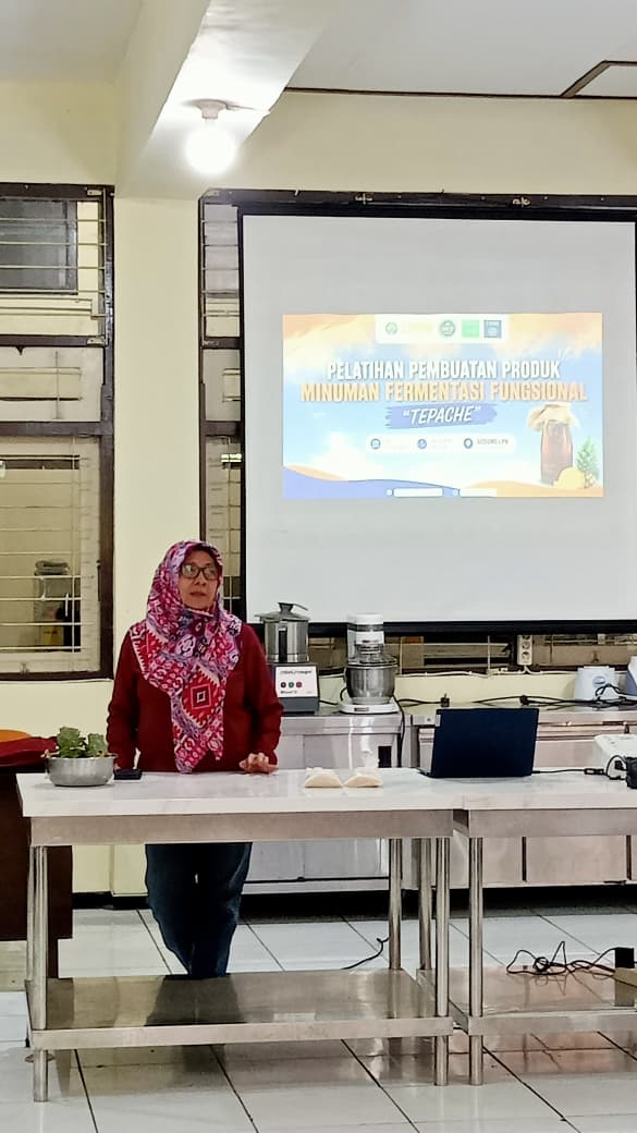 LPPM UM Gelar Pelatihan Pembuatan Tepache, Mahasiswa Belajar Olah Limbah Kulit Nanas Jadi Minuman Fungsional 2 Pelatihan LPPM UM.