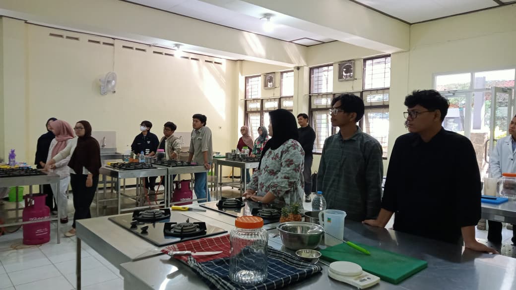 LPPM UM Gelar Pelatihan Pembuatan Tepache, Mahasiswa Belajar Olah Limbah Kulit Nanas Jadi Minuman Fungsional 4 LPPM UM.