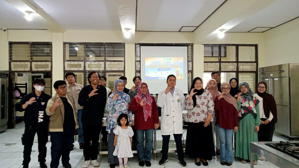 LPPM UM Gelar Pelatihan Pembuatan Tepache, Mahasiswa Belajar Olah Limbah Kulit Nanas Jadi Minuman Fungsional 6 LPPM UM pelatihan tepache.