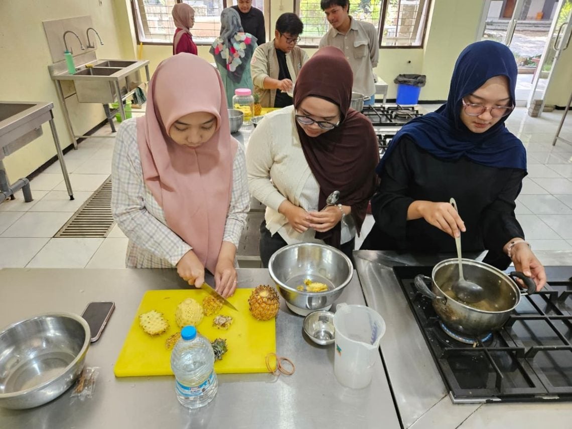 LPPM UM Gelar Pelatihan Pembuatan Tepache, Mahasiswa Belajar Olah Limbah Kulit Nanas Jadi Minuman Fungsional 1 LPPM UM.