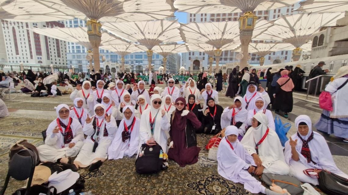 Penuh Makna, 45 Jemaah Umroh Pusaka by Chatour Travel dari Lansia hingga Gen Z Saling Bantu dalam Setiap Momen 1 Chatour Travel.