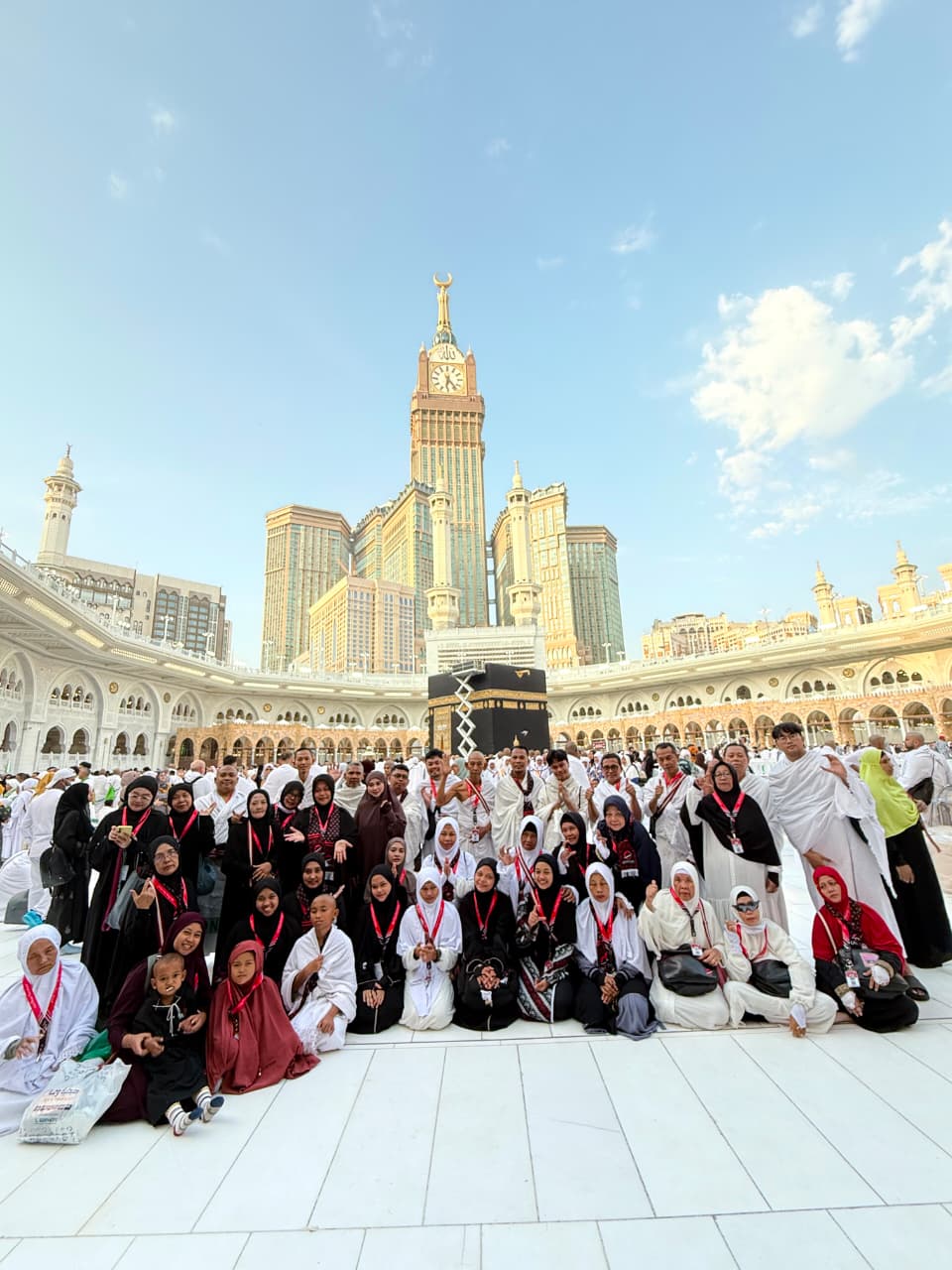 Penuh Makna, 45 Jemaah Umroh Pusaka by Chatour Travel dari Lansia hingga Gen Z Saling Bantu dalam Setiap Momen 3 Jemaah Umroh Pusaka Chatour Travel.