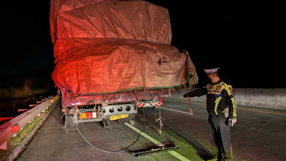 Tabrakan Hiace dan Truk Hino di Tol Pandaan-Malang, 3 Tewas dan 5 Luka-Luka 2 Tewas di Tol Pandaan-Malang.