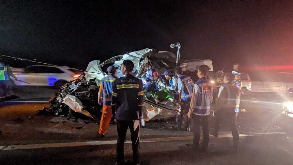 Tabrakan Hiace dan Truk Hino di Tol Pandaan-Malang, 3 Tewas dan 5 Luka-Luka 1 Tol Pandaan-Malang.