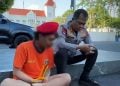 Pria di Surabaya.