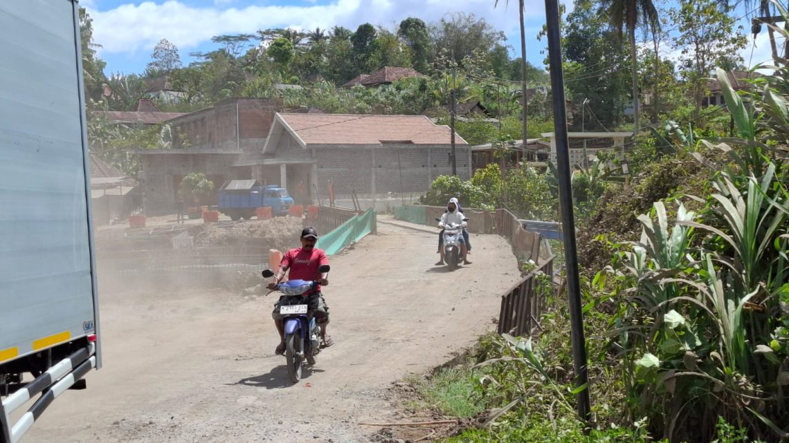 Jalan Gondanglegi-Balekambang
